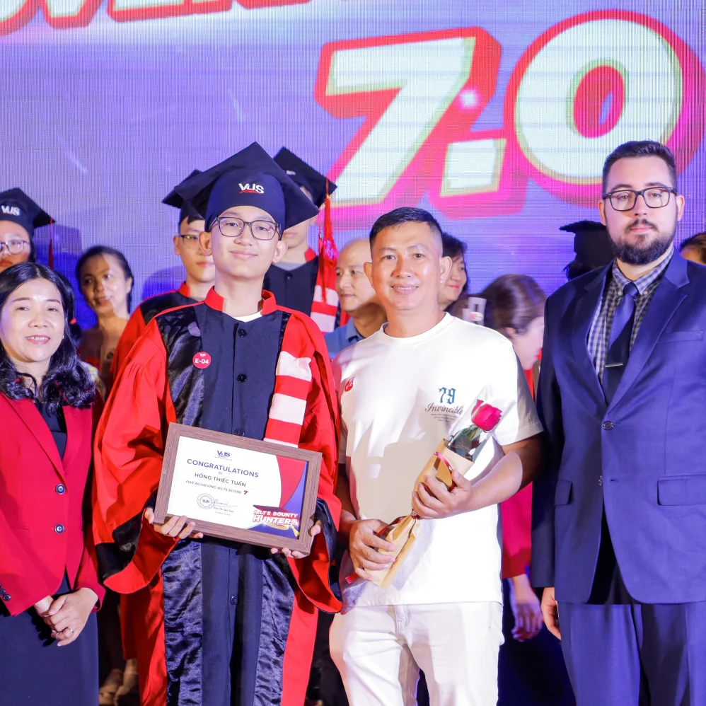 HỒNG THIẾC TUẤN