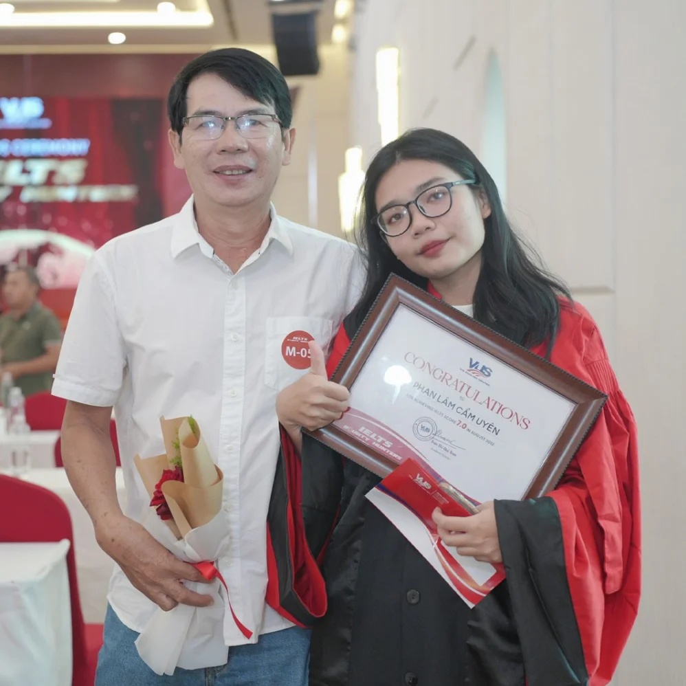 PHAN LÂM CẨM UYÊN